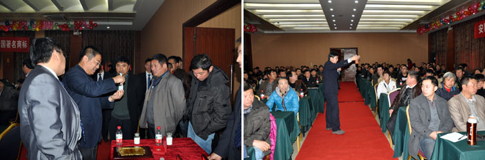 研发中心徐雪松和杨晓庆现场演示新产品的应用